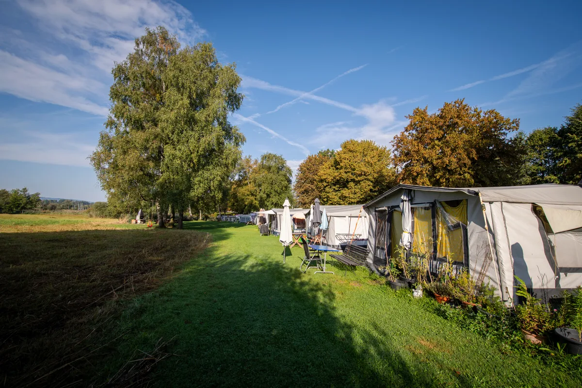 Der Campingplatz Auslikon muss schliessen. Zeltklub Zürichsee-Oberland Präsident Willi Wohlgemuth auf dem Campingplatz.